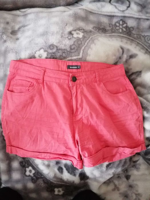 Krótkie spodenki bawełniane w kolorze koralowym.