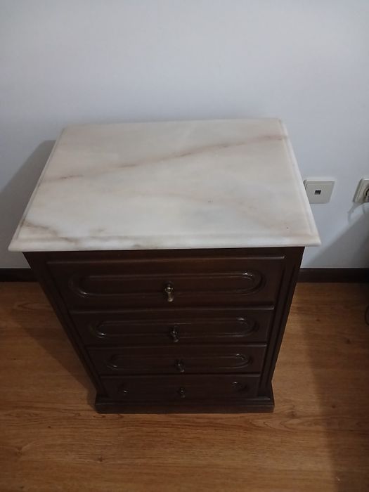 Vendo duas  mesinhas de cabeceira