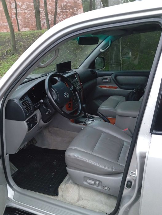 Toyota Land Cruiser 100