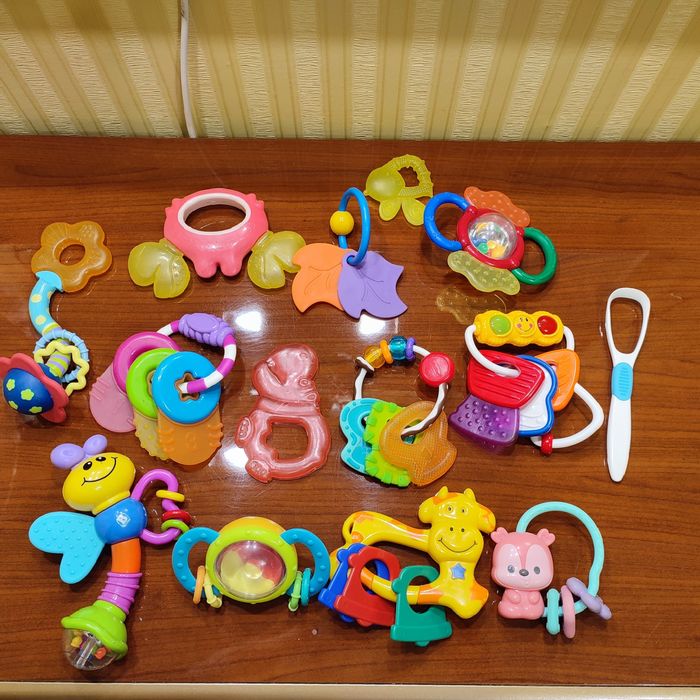 Игрушки музыкальные, погремушки, грызунки.