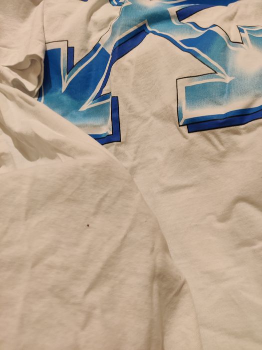 Off-white metal arrows