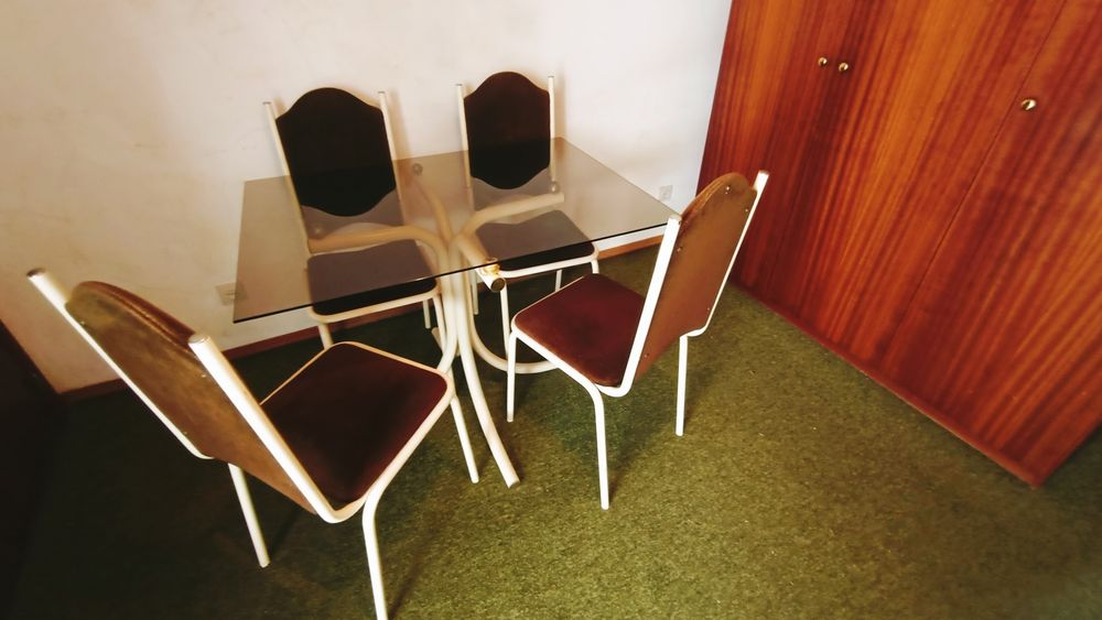 Mesa de vidro retangular com 4 cadeiras