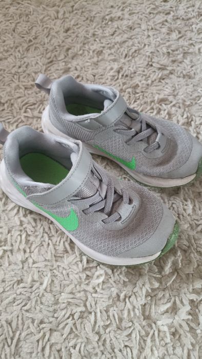 Dziewczęce sportowe buty Nike rozmiar 27,5