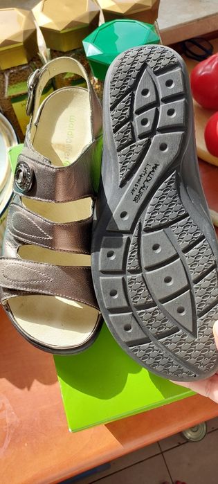 Buty na puchnące nogi z wkładka ortopedyczną.