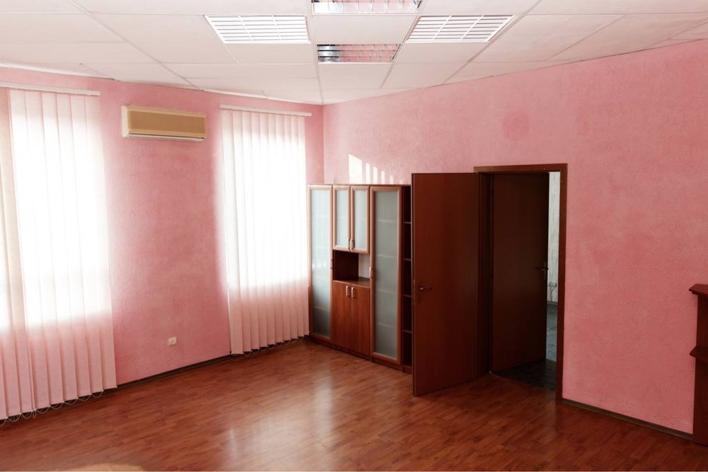 Продаж офісного приміщення з територією