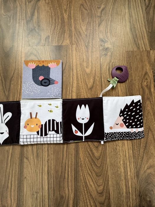Розвиваюча двостороння книжка Taf Toys Садочок у місті Зайчики 0-3 р.