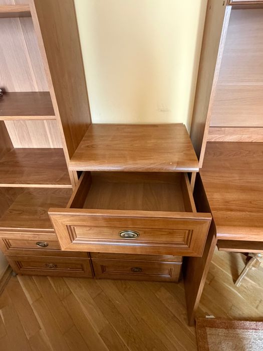 Деревʼяна дитяча стінка ( компʼютерний стіл, шафа, пенал, комод)