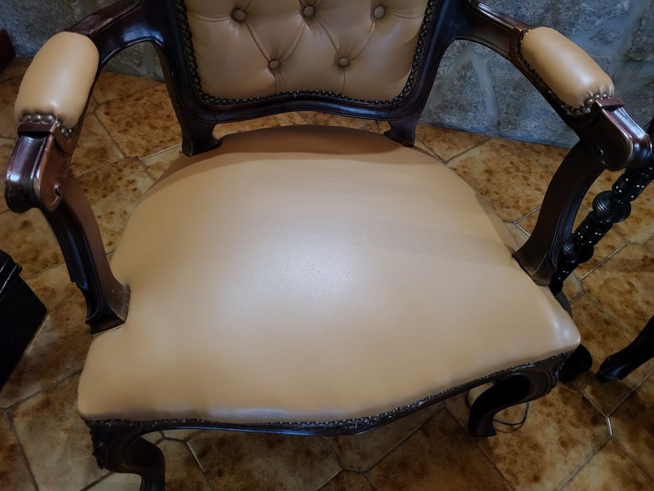 Dois Cadeirões em madeira