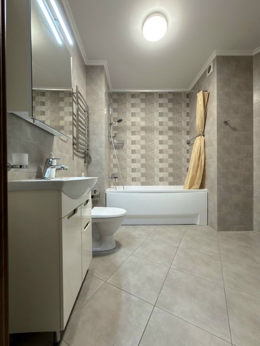 Глушкова 9в, біля Виставкового центру, 1 кімнатна 54м2, є генератор