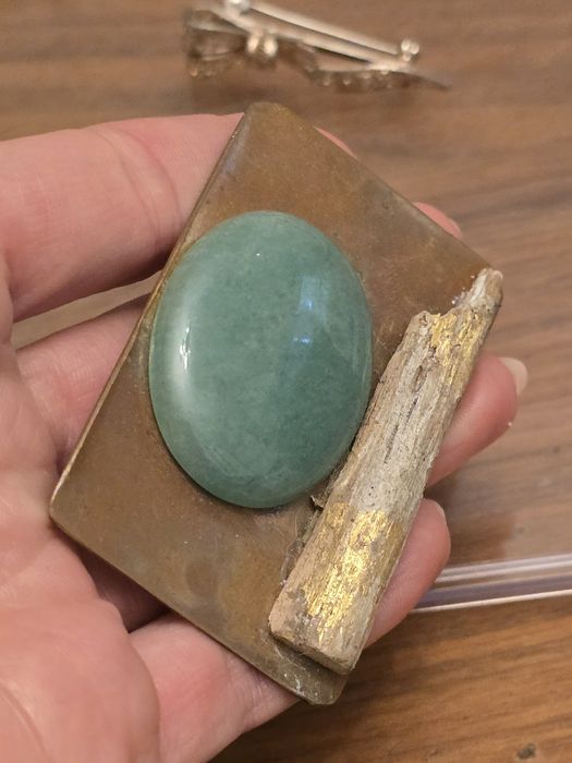 Piękna artystyczna broszka wykonana z miedzi i naturalnych kamieni .