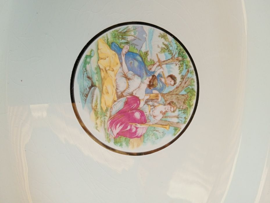 Terrinas e travessa antigos