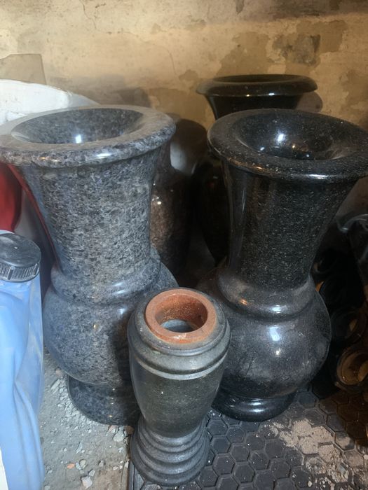 Продам гранітні готові вази