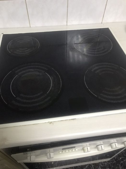 Продам електроплиту з духовкою