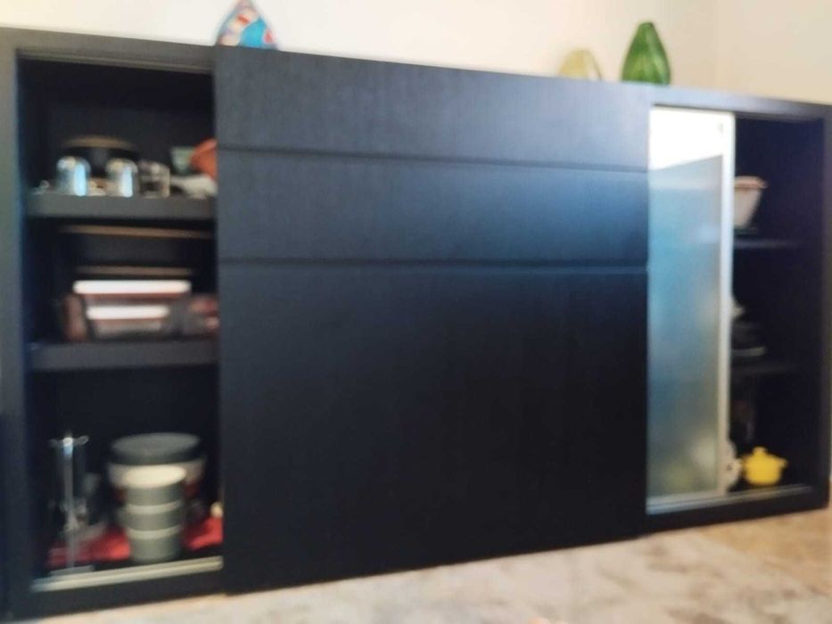 Elegante aparador em madeira maciça