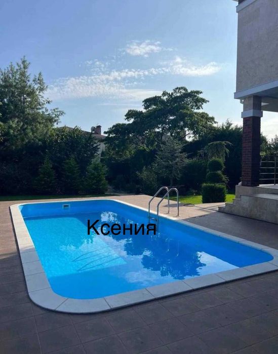 Стильный дом с бассейном