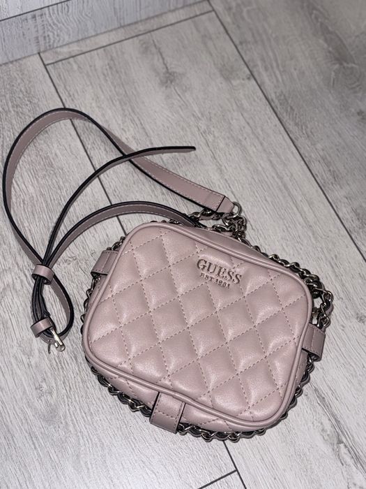 Torebka guess różowa elegancka na łańcuszku