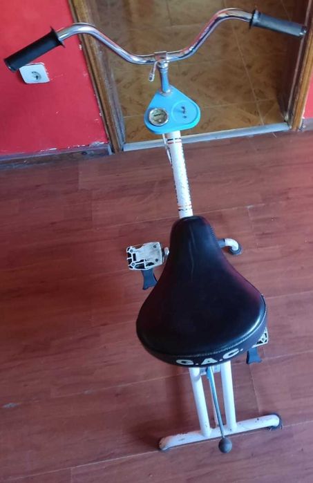 BICICLETA ESTÁTICA da marca CYCLOSTATIC em bom estado