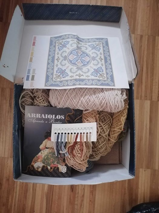 Kit para fazer quadro de Arraiolos, já iniciado 46x46cm