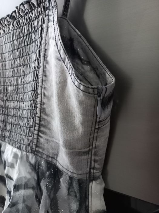 Vestido cinzento de cerimónia com alças, folhos e brilhantes