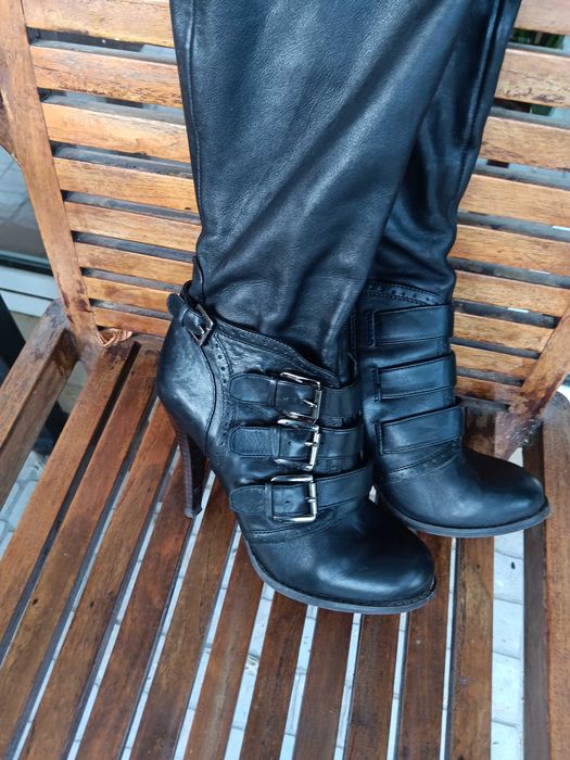 Botas de salto e cano alto em pele da Aldo