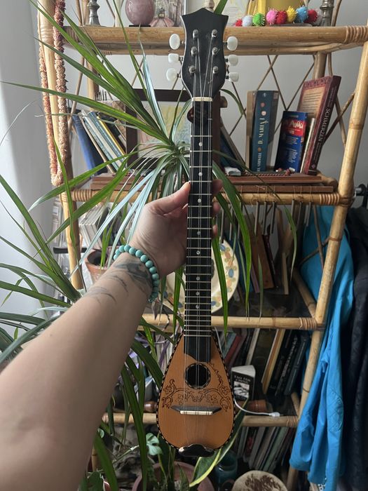 Violão grego tipo um cavaquinho, baglamas