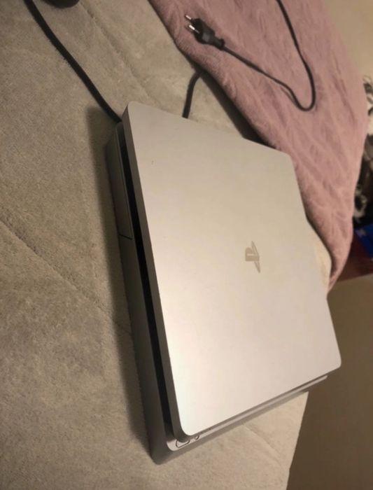 PS4 com dois comandos