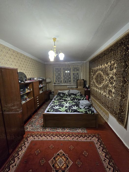 Трьох кімнатна . Інститутська