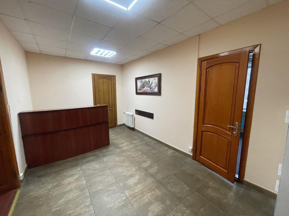 Офіс в центрі міста, є паркінг. 4 кімнати