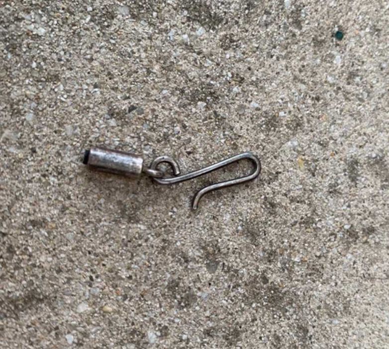 Brinco Tubo de aço prateado com final borracha preta