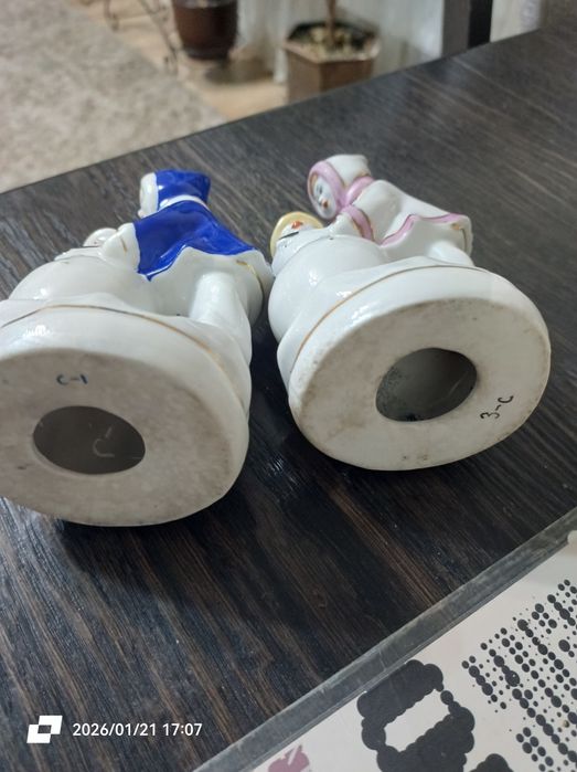 Порцелянова статуетка з Ссср.Дівчинка ліпить сніговика.