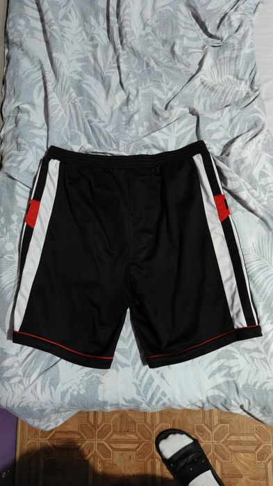 Oryginalne spodenki Adidas czarne z białymi pasami – rozmiar XL