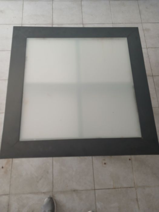 Mesa com tampo de vidro.