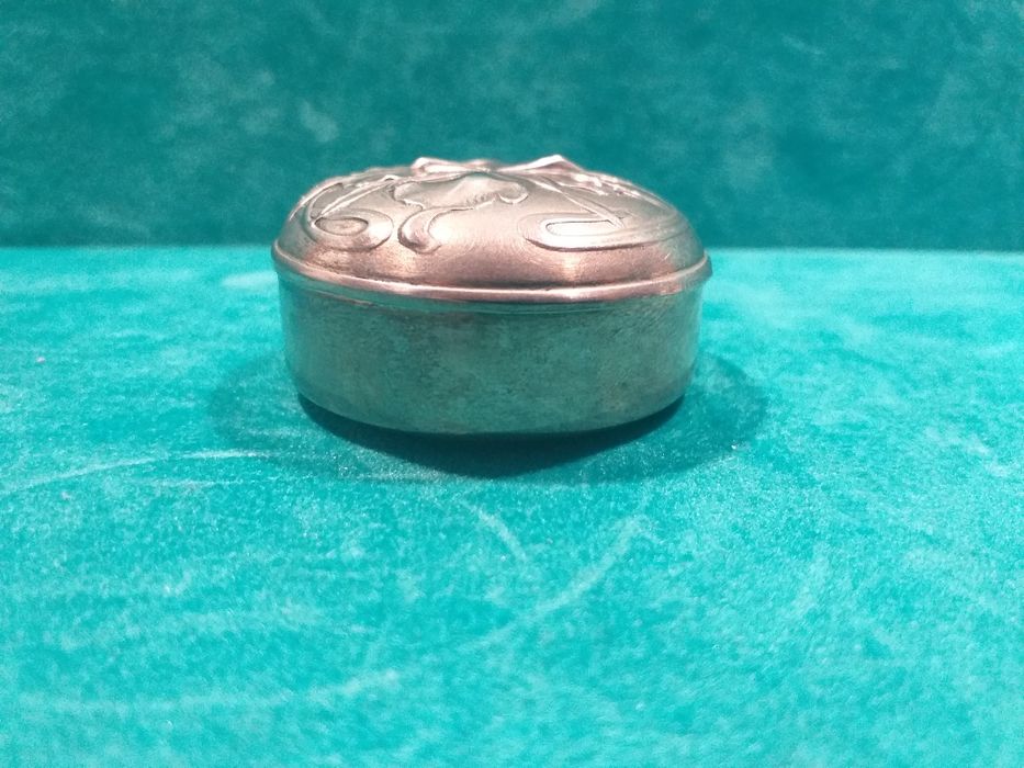 Caixa redonda em casquinha arte nova