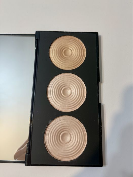 Paleta 3 rozświetlaczy Revolution NOWE