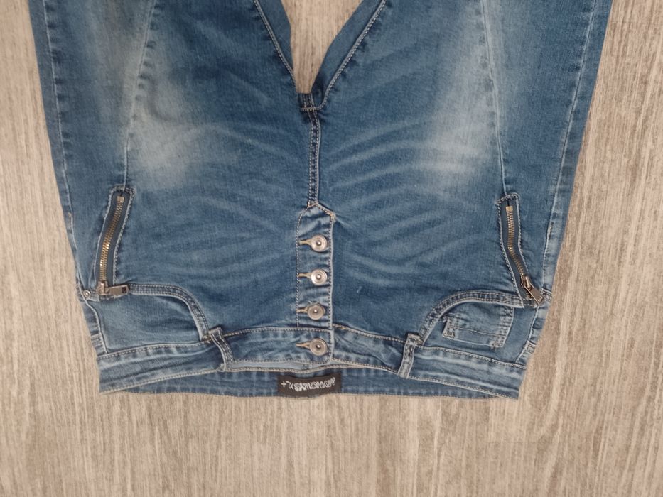 Sprzedam damskie spodnie jeansowe rozmiar XL.