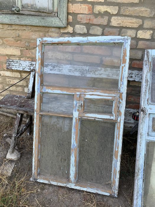 Вікна з деревʼяними рамами