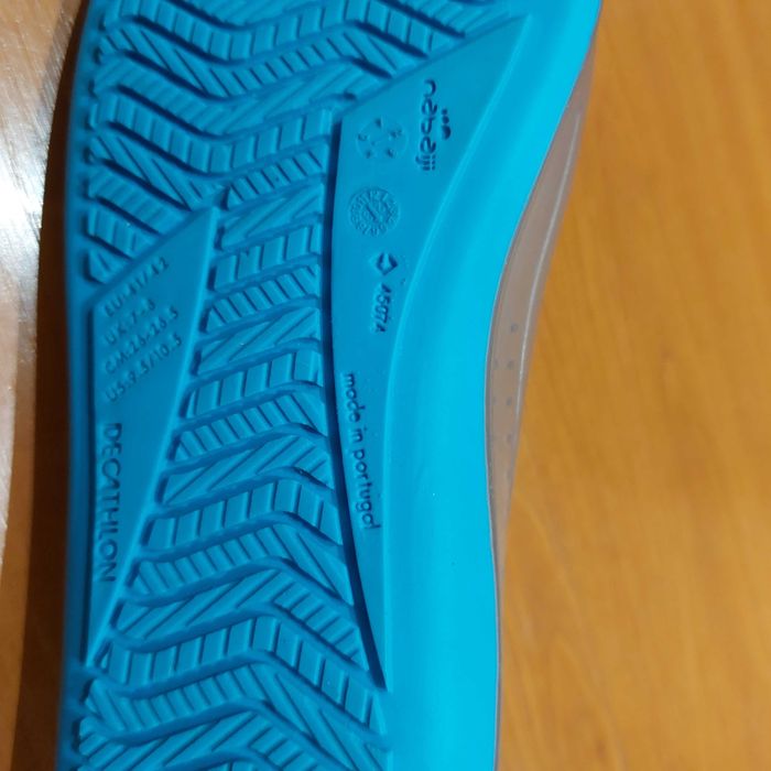 Sapatos de piscina da Decatlon,