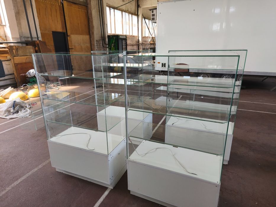 Витрина торговая верх стекло низ тумбы