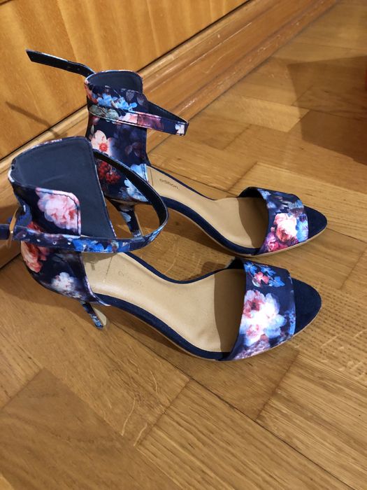 Sandálias novas. N. 35