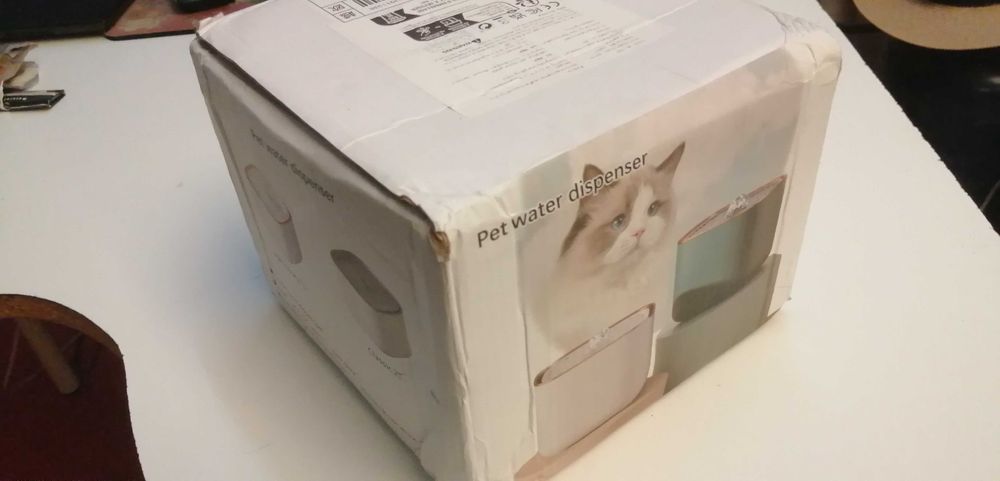 Fonte para gatos com filtros & alimentação de 220V.