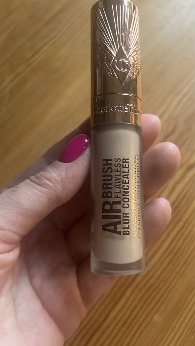 CHARLOTTE TILBURY Airbrush Flawless Blur Concealer - Długotrwały korektor nawilżający