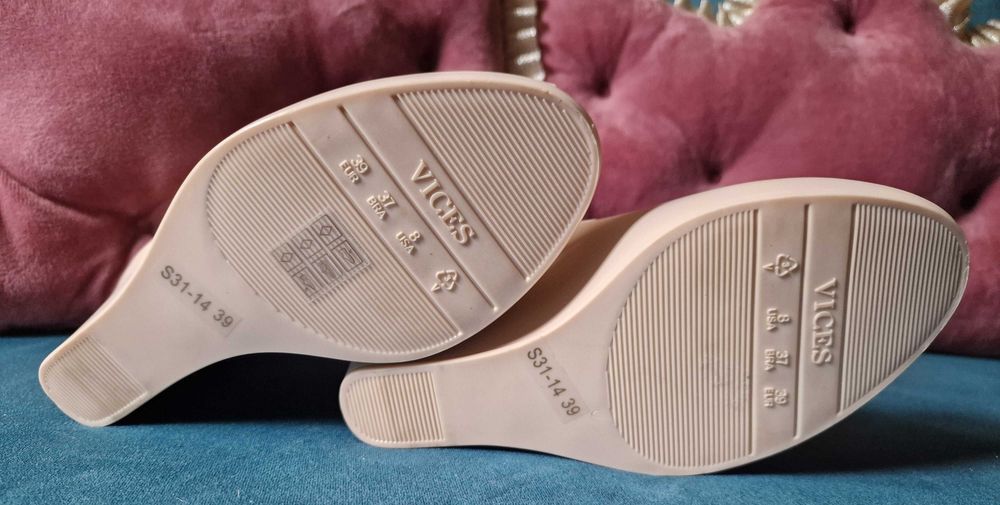 Gumowe beżowe buty na koturnie z sercem, pasują na rozmiar 38, nowe