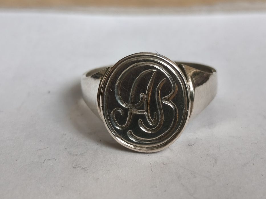 PRL srebrny sygnecik z inicjałami AB