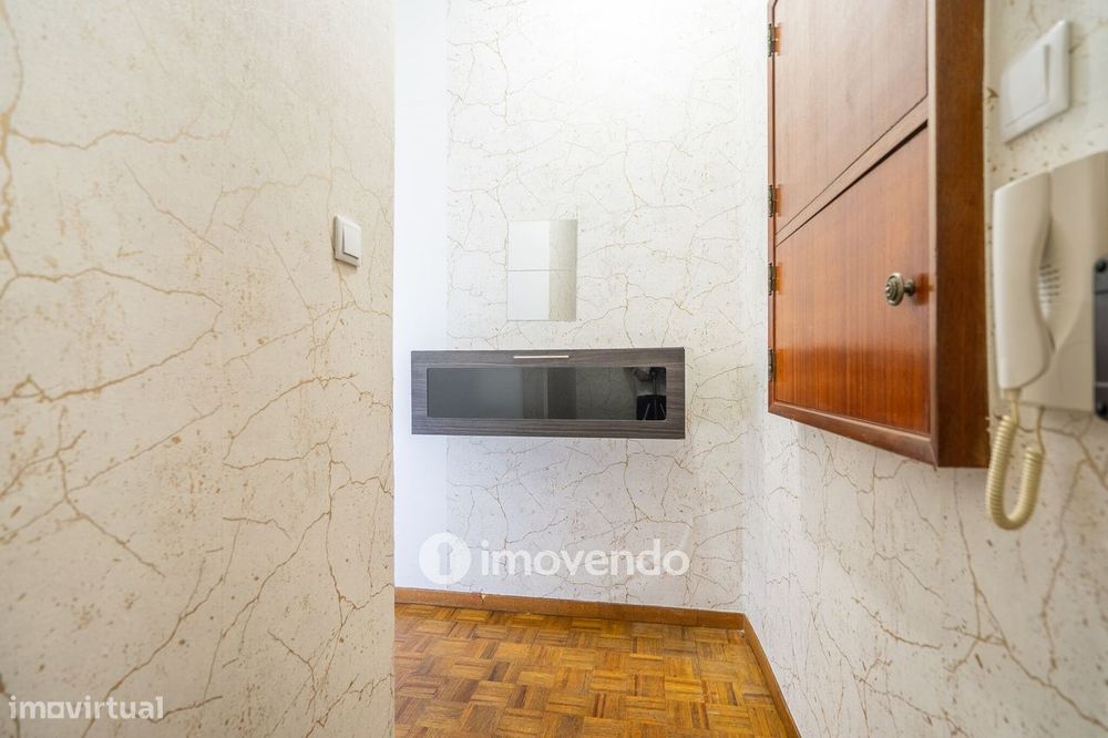 Apartamento T2, com boa luz natural, em Odivelas