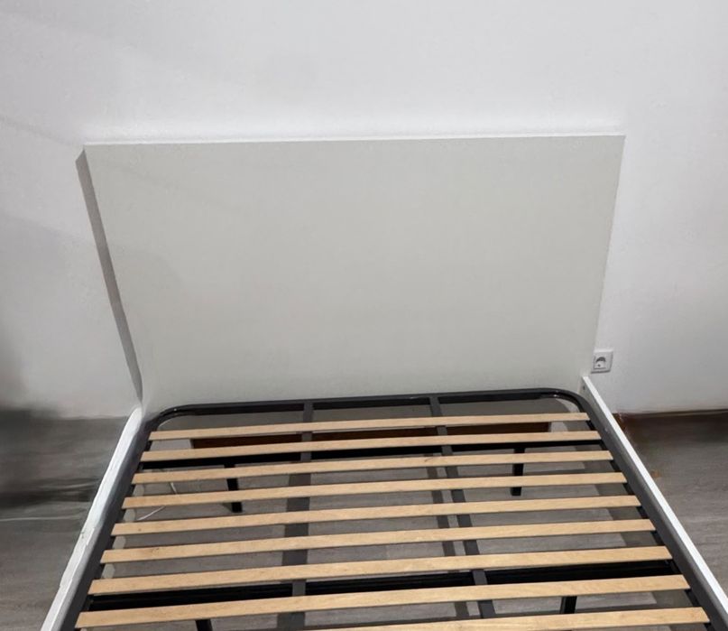 Cama casal com elementos