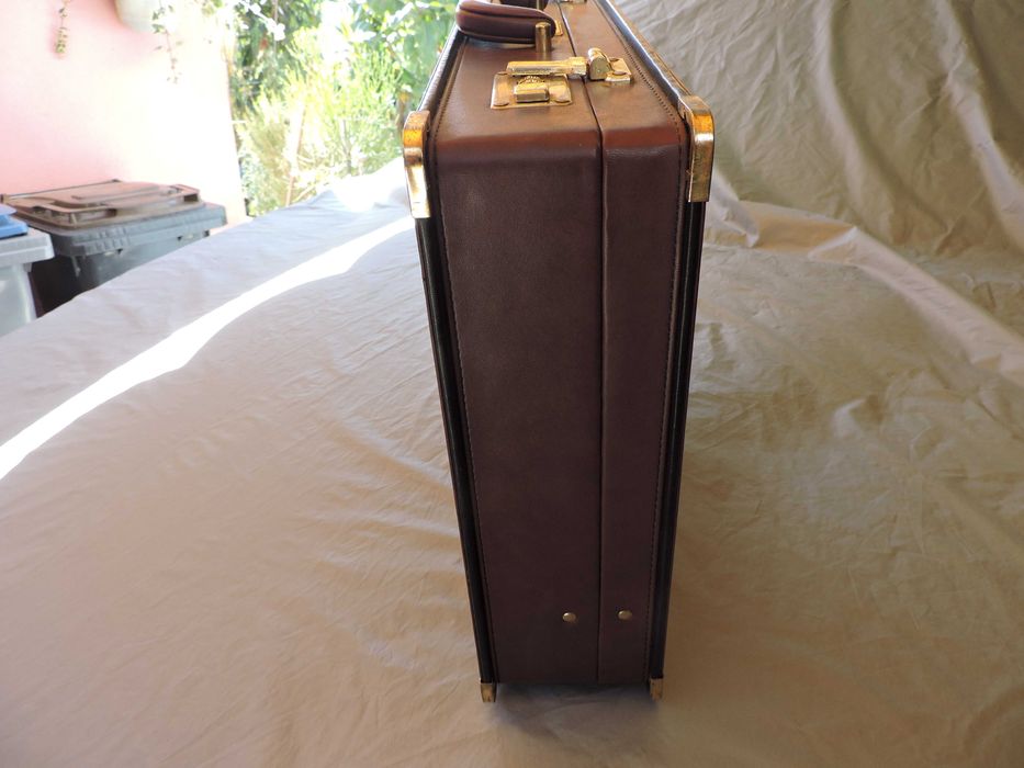 Mala porta documentos  cor de vinho