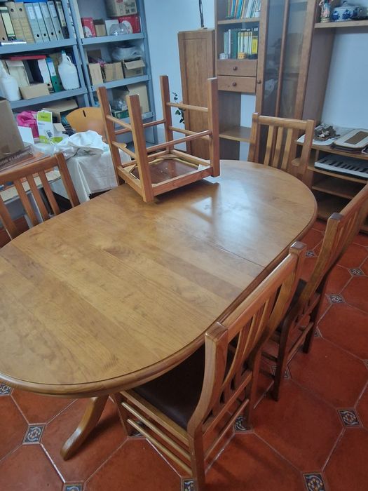 Mesa de Sala de Jantar e Móvel