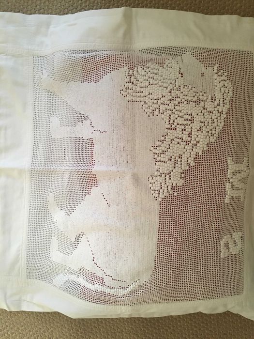 Capa de almofada em crochet aplicado com borboto