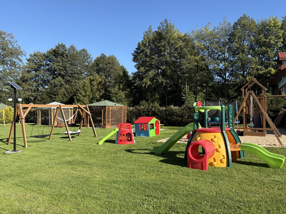 Domek na Mazurach nad jeziorem z linia brzegowa