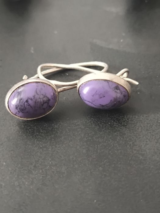 Stare srebrne kolczyki z fioletowym oczkiem. Vintage